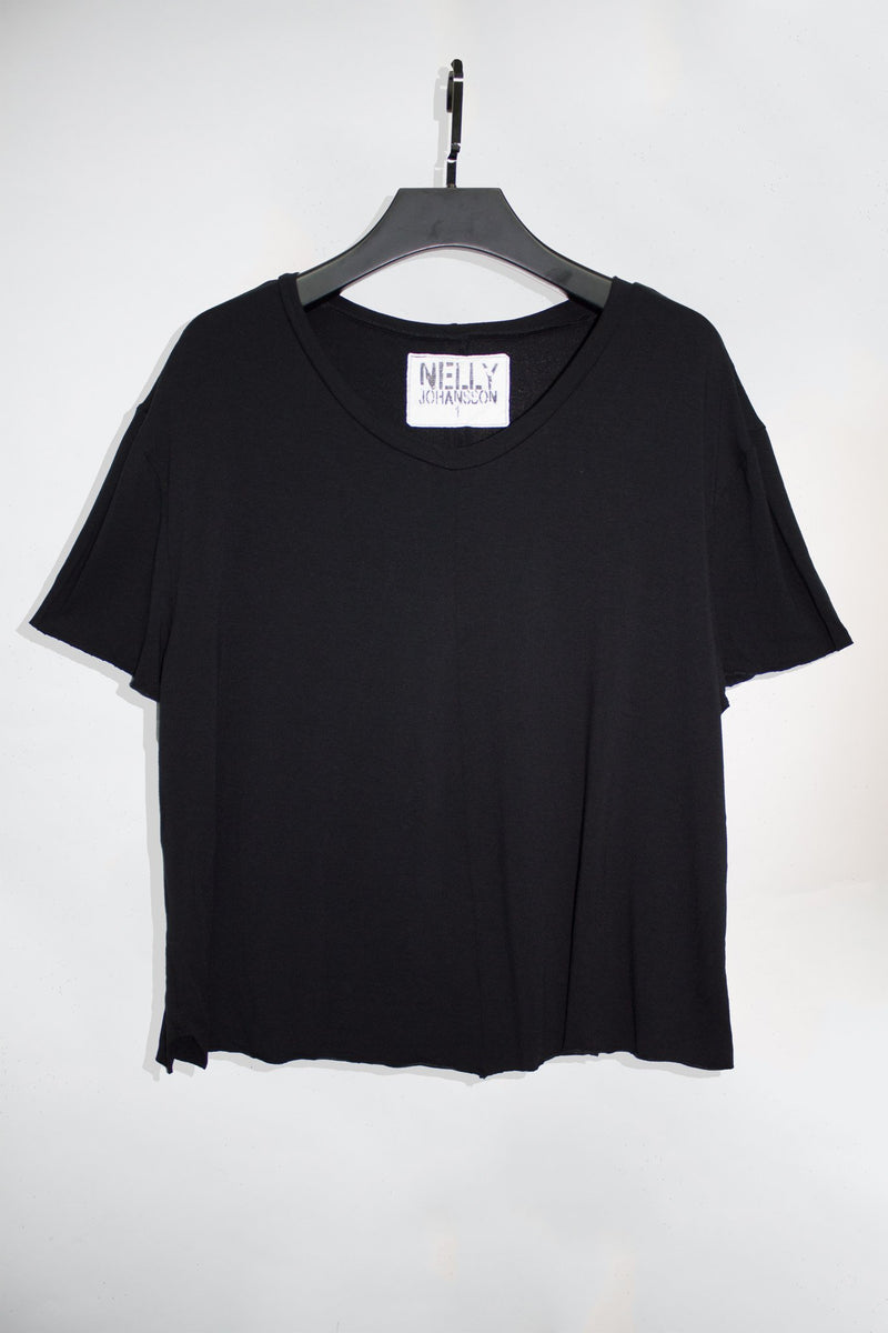 Cropped V-Neck T-Shirt - NELLY JOHANSSON