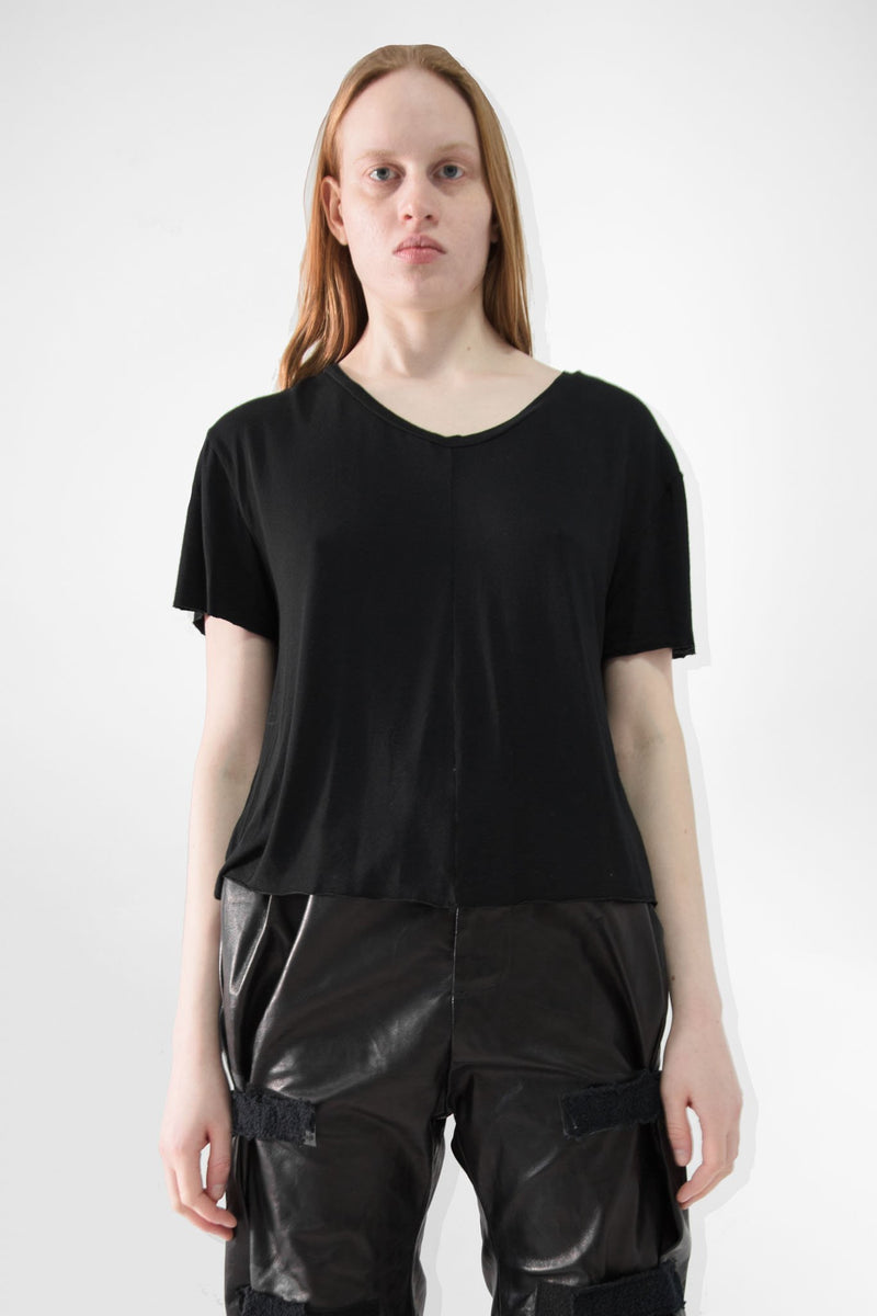 Cropped V-Neck T-Shirt - NELLY JOHANSSON