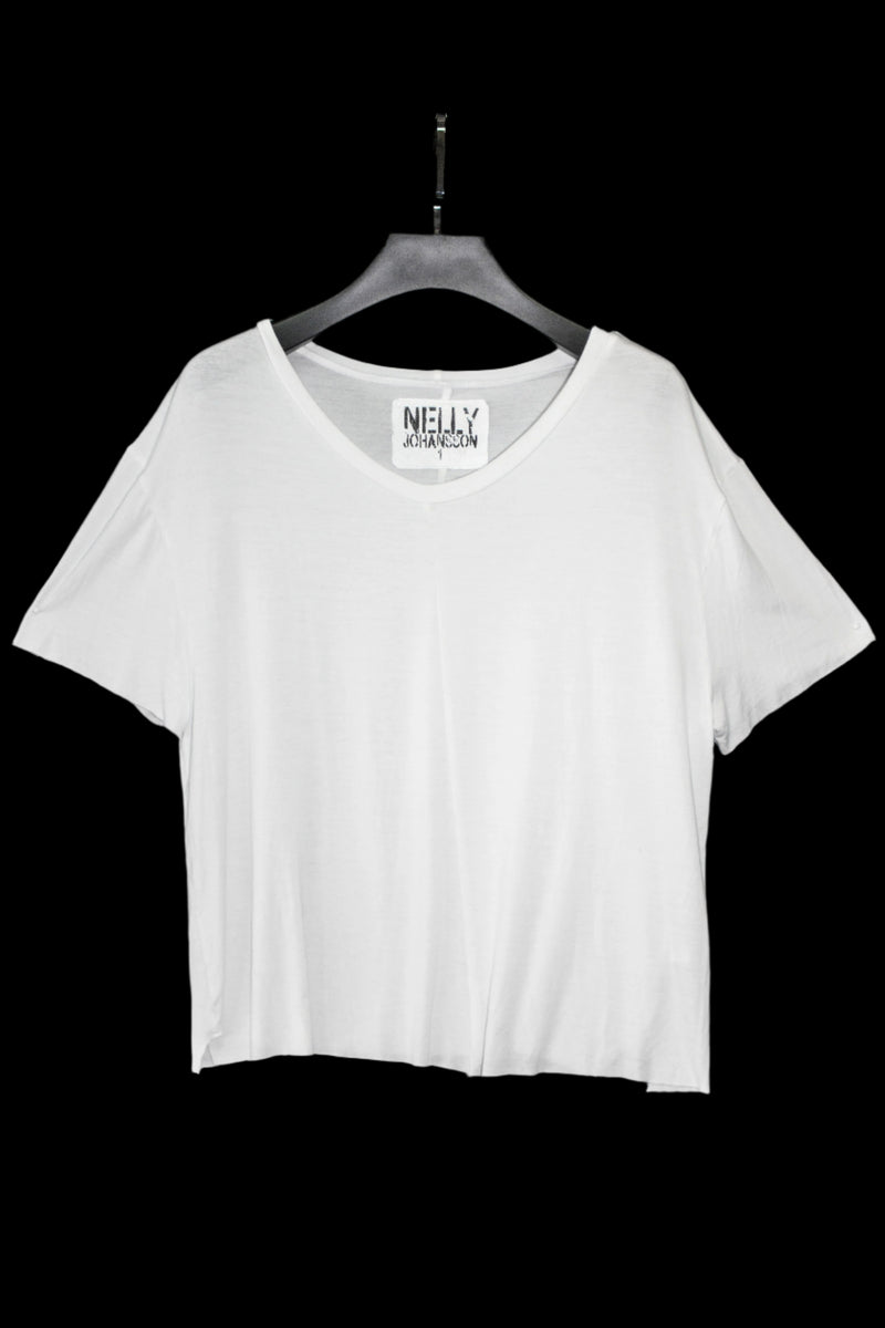 Cropped V-Neck T-Shirt - NELLY JOHANSSON